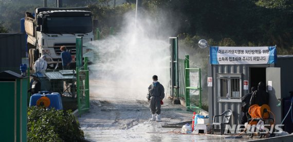 국방부 "DMZ서 헬기로 돼지열병 방역…北에 통보"