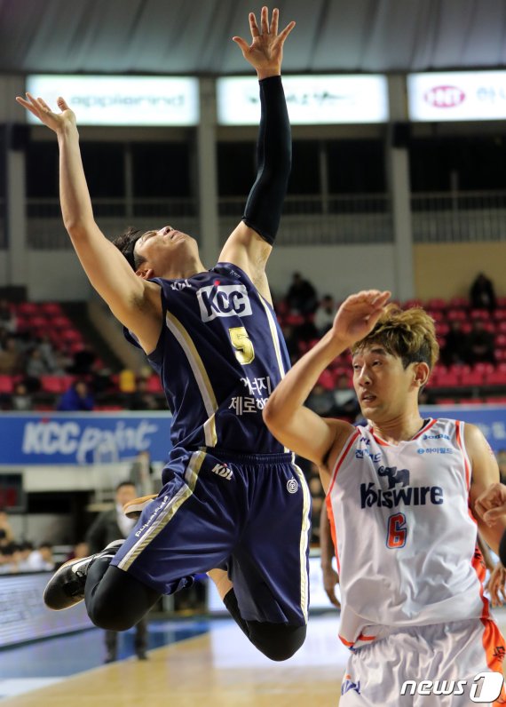 전주 KCC 이정현과 인천 전자랜드 차바위가 공을 다투고 있다. /뉴스1 © News1 문요한 기자