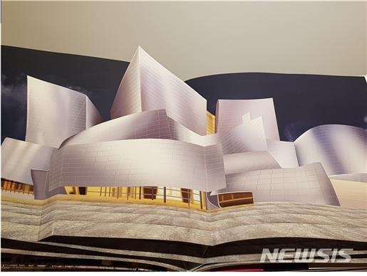 건축계 거장인 프랭크 게리의 LA에 위치한 월트디즈니 콘서트홀(the Walt Disney Concert Hall in LosAngeles)을 주제로 한 작품.