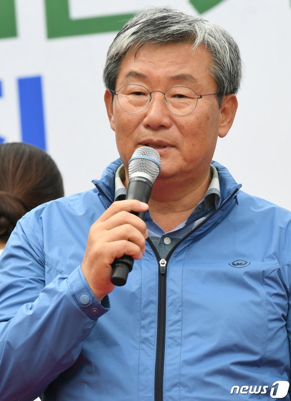 5일 경북 고령군 대가야역사테마관광지 일원에서 열린 '고령군민 녹색자전거 대행진'에서 곽용환 군수가 인사말을 하고 있다. 2019.10.5/뉴스1 © News1 정우용 기자