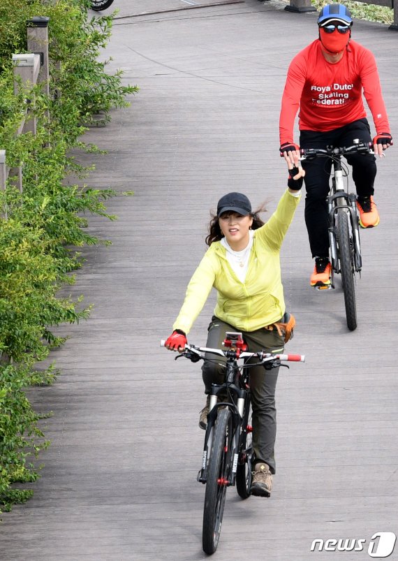 5일 경북 고령군 대가야역사테마관광지 일원에서 열린 '고령군민 녹색자전거 대행진'에 참가자한 한 라이더가 코스를 돌면서 손을 흔들고 있다. 2019.10.5/뉴스1 © News1 정우용 기자