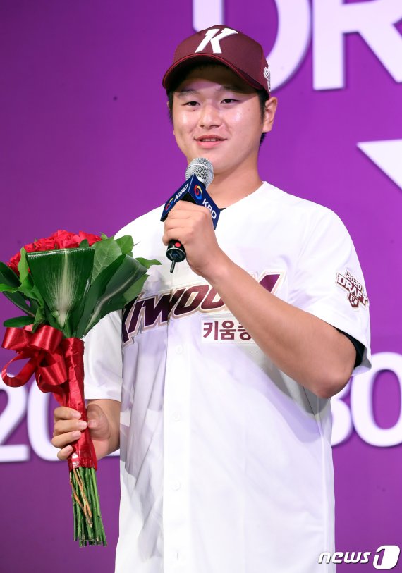 2020 KBO 신인 드래프트에서 키움 히어로즈의 1차 지명을 받은 박주홍 선수가 포부를 밝히고 있다 ./뉴스1 © News1 박정호 기자