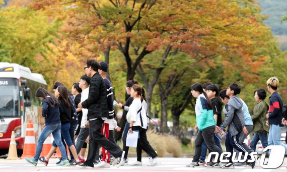 서울 종로구 경복궁 돌담길에서 가을소풍온 아이들이 물들기 시작한 가로수길을 걸으며 산책을 하고 있다. / 뉴스1DB