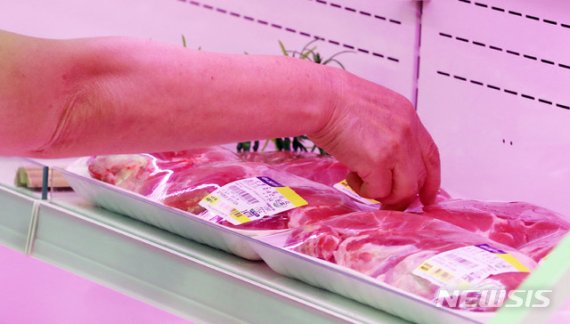【서울=뉴시스】박주성 기자 = 1일 오후 서울의 한 대형마트에서 고객들이 돼지고기를 고르는 모습. 2019.10.01. park7691@newsis.com