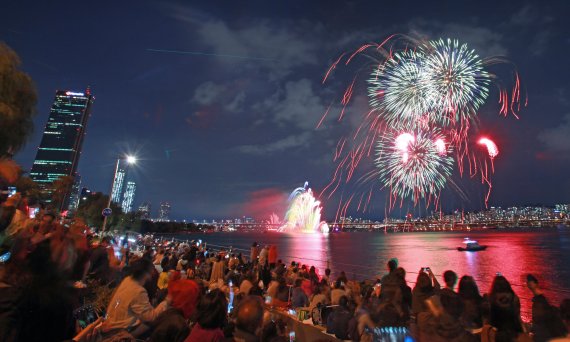 지난 2019년 10월 5일 서울 여의도 한강공원 일대에서 열린 ‘한화와 함께하는 서울세계불꽃축제’에서 화려한 불꽃들이 가을 밤하늘을 수놓고 있다. 사진=김범석 기자