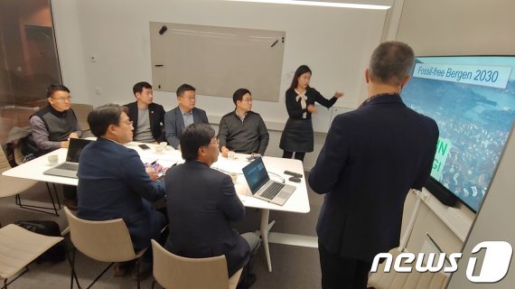 노르웨이 베르겐시의회를 방문한 의원들이 전기·수소차 및 환경에너지 운영 현황을 청취하고, 담당 직원과 관련정책에 대한 의견을 교환했다. 베르겐시의회 방문은 인원 제한으로 인해 권락용 부위원장(민주·성남6) 등 연수단 일부만 참여했다./© 뉴스1
