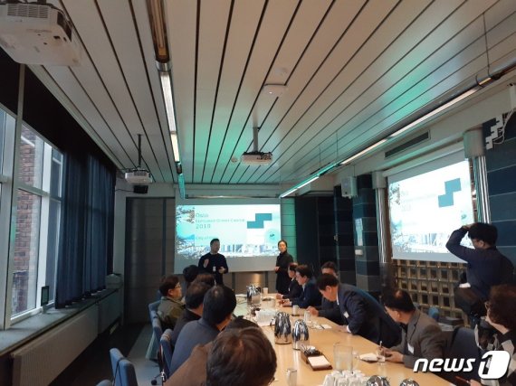 도시위가 ‘친환경도시 2019프로젝트’를 추진 중인 노르웨이 오슬로시청을 찾았다. 오슬로시는 친환경도시 실현을 위해 특히 세계 최초로 '기후기금'을 조성한 것은 물론 기후 관련예산을 별도로 편성하는 등 다각적인 노력을 펼치고 있다./© 뉴스1
