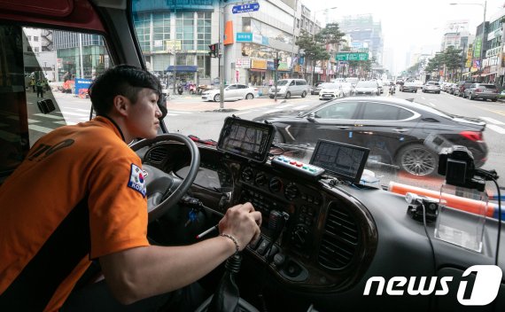 서울중부소방서 소방차와 지휘차량들이 출동 훈련을 하자 차량들이 길을 비켜서고 있다. /뉴스1 © News1 이승배 기자