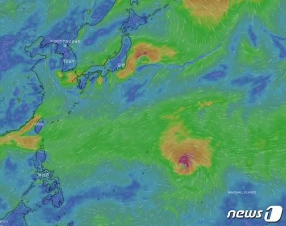 민간기상업체 윈디(Windy)에서 파악된 태풍 하기비스(오른쪽 아래 붉은 점) © 뉴스1