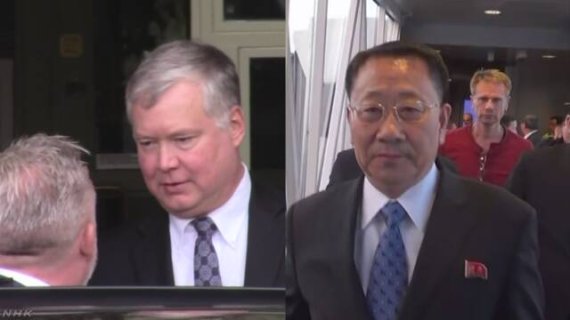 북한 외무성 김명길 순회대사(오른쪽)와 스티븐 비건 미국 국무부 대북정책 특별대표가 5일 오전 10시(현지시간)께 스웨덴 스톡홀름 외곽 리딩고 섬에 있는 콘퍼런스 시설인 빌라 엘비크 스트란드에서 비핵화 실무협상에 돌입했다. NHK 화면 캡처