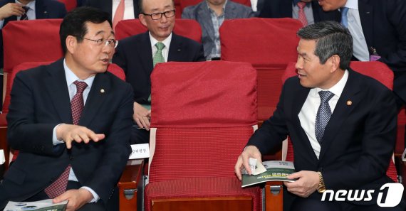 민홍철 국회 국방위 더불어민주당 간사와 정경두 국방장관이 8일 서울 여의도 국회 의원회관에서 열린 국방위 3당간사 공동 주최 방위산업 위기와 대응방안 토론회에서 대화를 하고 있다. 2019.5.8/뉴스1 © News1 김명섭 기자