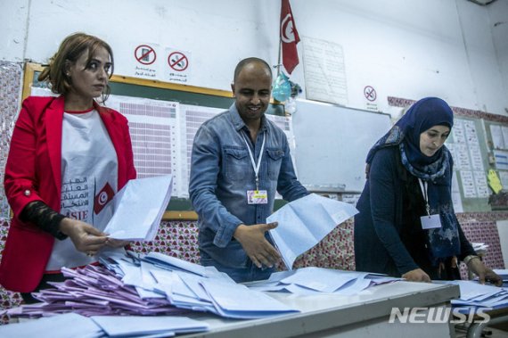 【튀니스( 튀니지)=AP/뉴시스】 6일 실시된 튀니지 총선의 개표 작업이 진행중인 튀니스 시내의 한 개표장.