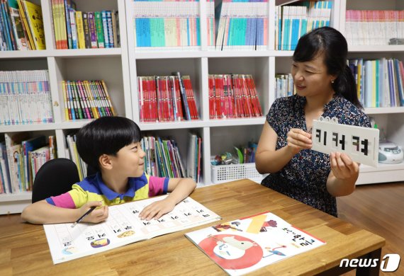 아동이 웅진씽크빅 '초단기 한글'을 통해 한글을 배우고 있다.(웅진씽크빅 제공)© 뉴스1