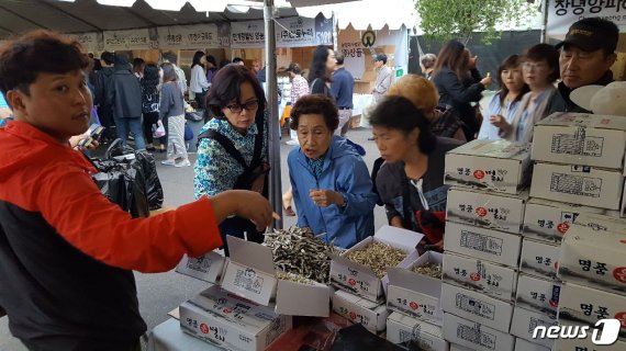 LA한인축제의 남해 건멸치 판매장. © 뉴스1
