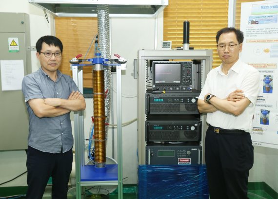 플라즈마 활성수 대용량 제조기술 개발자인 한국전기연구원 조주현 박사(왼쪽)와 진윤식 박사. 한국전기연구원 제공