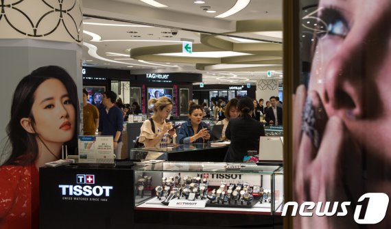 서울 시내 신규면세점에서 관광객들과 시민들이 쇼핑을 하고 있다. /뉴스1 © News1 성동훈 기자