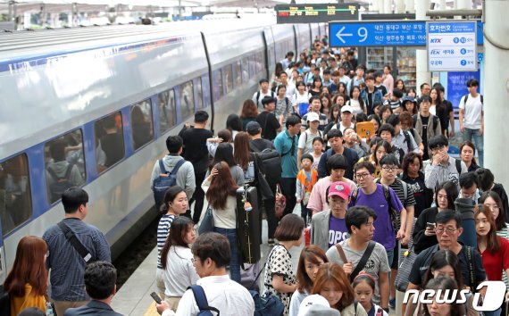 추석 연휴 마지막날인 15일 고향에서 돌아온 귀경객들이 서울역 승강장을 빠져나오고 있다.2019.9.15/뉴스1 © News1 오대일 기자