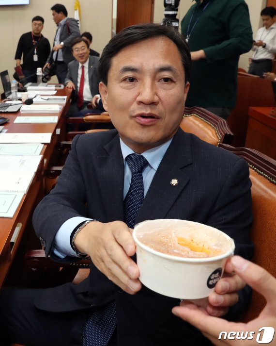 김진태 자유한국당 의원이 7일 서울 여의도 국회에서 열린 정무위원회의 국정감사에서 '국대떡볶이'를 들고 질의하고 있다.