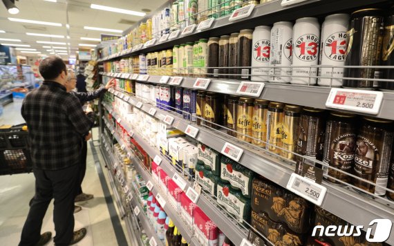 지난해 10월 서울 시내의 한 대형마트에 수입맥주가 진열돼 있다. 일본 맥주 불매운동 여파로 매대에 일본 맥주가 사라진 모습이다. 뉴스1