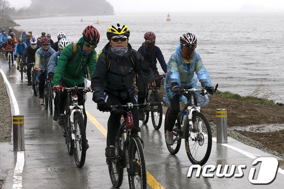 군산~익산 금강변 자전거도로를 동호인들이 달리고 있다. /© News1