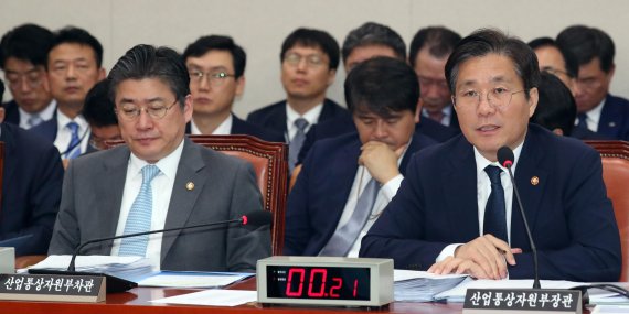 성윤모 산업통상자원부 장관(오른쪽)이 7일 국회에서 열린 에너지분야 국정감사에서 답변하고 있다. 뉴스1