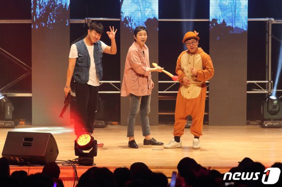 인천 남동구 주최로 열린 트롯·코미디 콘서트에서 초청 개그맨들이 공연을 선보이고 있다.(인천 남동구청 제공)2019.10.7/뉴스1 © News1 박아론 기자