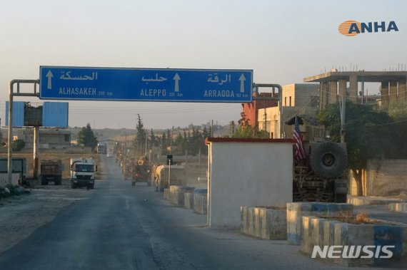 【시리아 동북부=AP/뉴시스】미군 차량 대열이 7일 시리아 동북부 지역에서 도로를 따라 이동하고 있다. 이 사진은 쿠르드족이 운영하는 하와르 통신(ANHA)이 배포했다. 앞서 미 백악관은 이날 시리아 북부 미군이 한 발 물러날 것이라며 곧 터키의 시리아 북부 침공이 있을 것이라고 밝혔고 쿠르드족은 미군이 철수를 시작했다고 밝혔다. 레제프 타이이프 에르도안 터키 대통령도 미군의 철수 시작을 확인했다. 2019.10.7