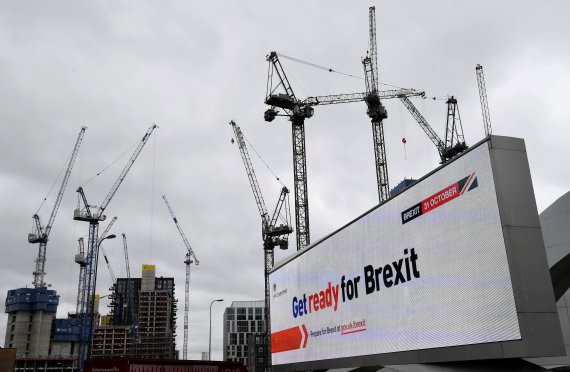 FILE PHOTO: An electronic billboard displaying a British government Brexit information awareness campaign advertisement is seen near construction cranes in London, Britain, September 11, 2019. REUTERS/Toby Melville/File Photo /REUTERS/뉴스1 /사진=