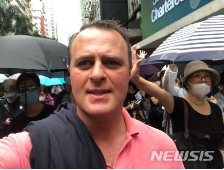 【서울=뉴시스】호주 자유당의 팀 윌슨 의원이 6일 홍콩에서 반정부 시위에 가담해 가두행진을 펼치고 있다. 호주 유명 정치인의 홍콩 시위 가담은 이례적이다. 윌슨 위원은 "중국 공산당은 압제적이다"라고 비난했다. <사진 출처 : 팀 윌슨 의원 트위터> 2019.10.7