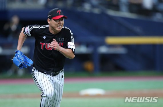 【서울=뉴시스】전신 기자 = 7일 서울 구로구 고척 스카이돔에서 열린 2019 프로야구 준플레이오프 2차전 키움 히어로즈와 LG 트윈스의 경기에서 7회말 2사 3루 키움 서건창의 1루수 땅볼 타격에 LG 선발 차우찬이 1루 베이스로 달려가고 있다. 2019.10.07. photo1006@newsis.com