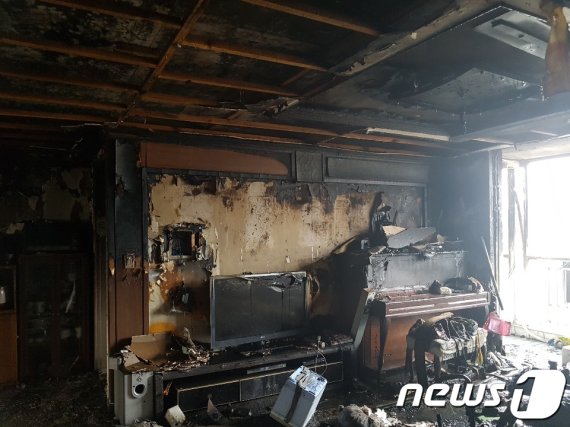 8일 오전 6시44분쯤 전남 목포시 산정동 한 아파트 8층에서 불이 나 거실과 부엌 등을 태우고 25분 만에 꺼졌다. 사진은 화재현장 모습.(전남 목포소방서 제공) 2019.10.8 /뉴스1