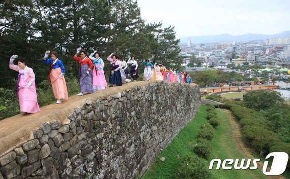 역사와 전통·현대문화가 한데 어우러지며 4년 연속 문화관광축제 유망축제에 선정된 ‘제46회 고창모양성제’가 3일부터 7일까지 전북 고창읍성 일원에서 열리고 있다. 답성놀이 한 장면. /© 뉴스1 박제철 기자