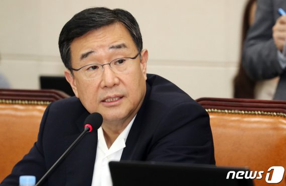 김정훈 자유한국당 의원이 8일 서울 여의도 국회에서 열린 금융감독원에 대한 정무위 국정감사에서 질의를 하고 있다.