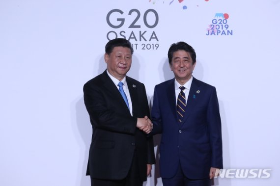 【오사카(일본)=뉴시스】 박진희 기자 = 시진핑 중국 국가주석이 지난 6월 28일 오전 인텍스 오사카에서 열린 G20 정상회의 공식환영식에서 의장국인 일본 아베 신조 총리와 기념촬영하고 있다. 2019.06.28. pak7130@newsis.com
