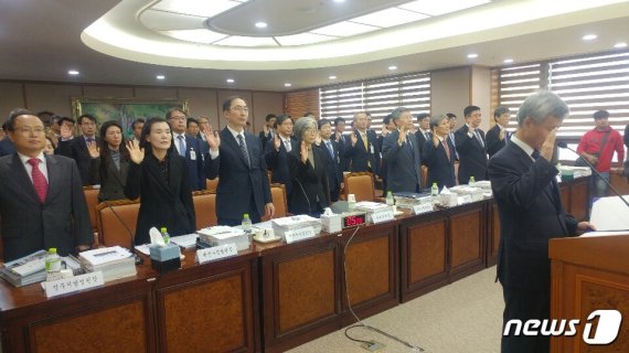 국회 법제사법위원회 국정감사에서 법원장들이 선서를 하고 있다. © 뉴스1