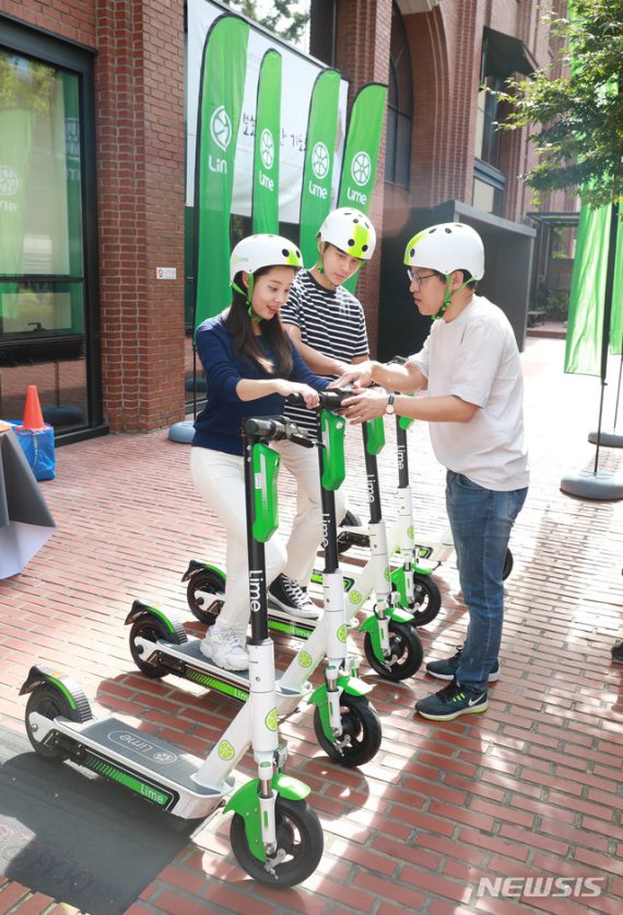 【서울=뉴시스】박진희 기자 = 전동킥보드 서비스를 제공하는 라임 (Lime) 코리아가 27일 서울 중구 정동에서 킥보드 안전교육 프로그램인 퍼스트 라이드 서울(First Ride Seoul) 행사를 하고 있다. 라임은 전동킥보드 공유 서비스를 제공하는 세계적인 마이크로 모빌리티 스타트업이다. 2019.09.27. (사진=라임코리아 제공) photo@newsis.com