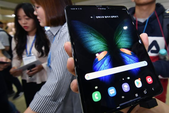 산업통상자원부가 주최하는 한국전자산업대전이 8일 서울 영동대로 코엑스에서 열려 관람객들이 전시장을 둘러보고 있다. 이번 전시회는 11일까지 계속된다. 사진=서동일 기자