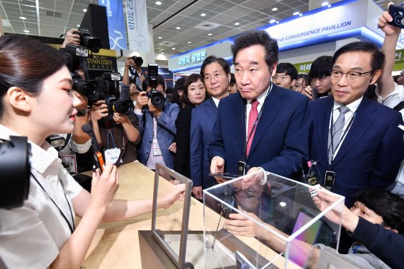 산업통상자원부가 주최하는 한국전자산업대전이 8일 서울 영동대로 코엑스에서 열려 이낙연 총리(가운데), 성윤모 산업통상자원부 장관, 김기남 한국전자정보통신산업진흥회 회장이 전시장을 둘러보고 있다. 이번 전시회는 11일까지 계속된다. 사진=서동일 기자