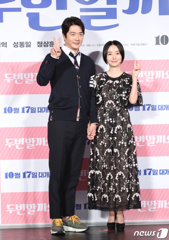 배우 권상우, 이정현(오른쪽)이 17일 오전 서울 광진구 롯데시네마 건대입구점에서 열린 영화 ‘두번할까요’ 제작보고회에 참석해 포즈를 취하고 있다. 2019.9.17/뉴스1 © News1 권현진 기자