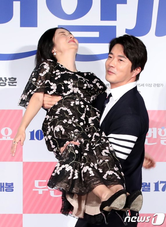 배우 권상우(오른쪽)가 17일 오전 서울 광진구 롯데시네마 건대입구점에서 열린 영화 ‘두번할까요’ 제작보고회에 참석해 이정현을 번쩍 안아 들어 올리고 있다. 2019.9.17/뉴스1 © News1 권현진 기자