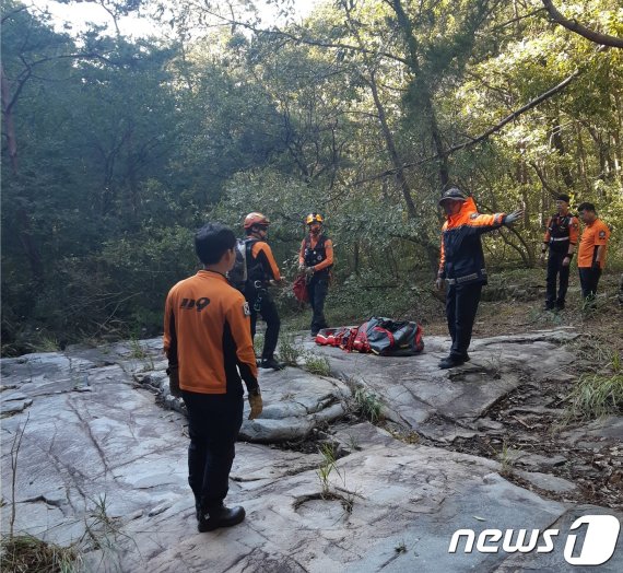 8일 제천 금수산에서 버섯을 채취하던 60대 여성이 절벽에서 추락해 숨졌다. (제천소방서 제공) ©News1