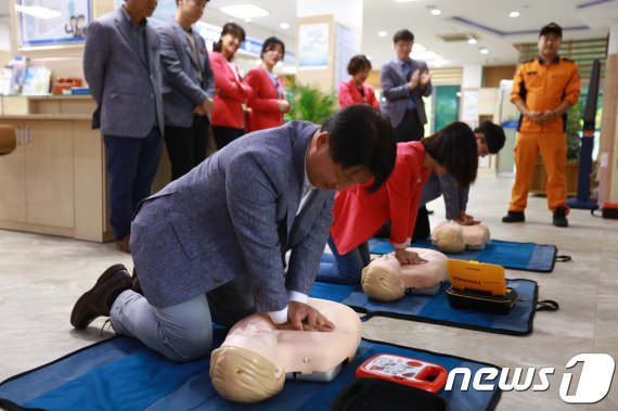 충남 청양군이 8일 민원봉사실에서 인명구조 교육을 실시했다. 참여자들이 심폐소생술 및 자동심장충격기(AED) 사용방법에 대한 교육을 받고 있다. /© 뉴스1