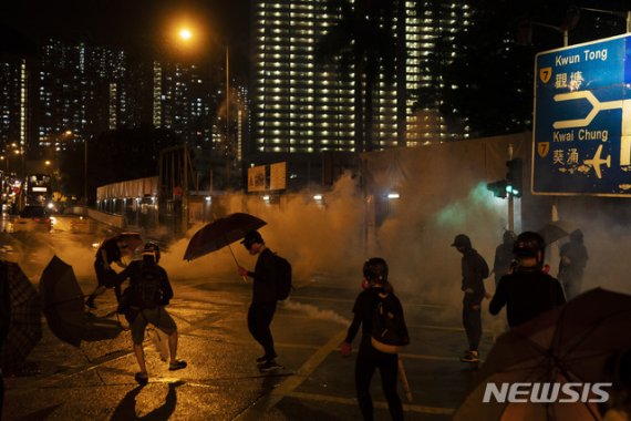 【홍콩=AP/뉴시스】홍콩 반정부시위대와 경찰간 충돌이 6일에도 지속됐다. 2019.10.07