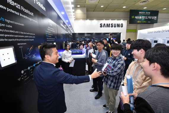 한국전자산업대전이 8일 서울 영동대로 코엑스에서 막을 올렸다. 전시장을 찾은 관람객들이 삼성전자 부스를 방문해 최신 제품과 기술을 살펴보고 있다. 사진=서동일 기자
