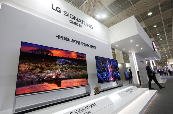 한국전자산업대전이 8일 서울 영동대로 코엑스에서 막을 올렸다. 전시장을 찾은 관람객들이 LG전자 부스를 방문해 최신 제품과 기술을 살펴보고 있다. 뉴스1