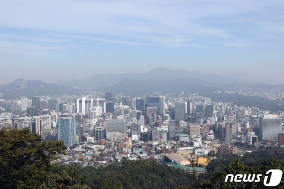 25일 오전 서울 남산에서 바라본 도심에 안개가 옅게 끼어있다.2019.9.25/뉴스1 © News1 구윤성 기자