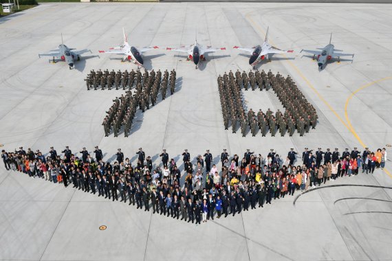 공군 제1전투비행단(단장 권오석)은 8일 제70주년 부대창설 기념식을 갖고 장병과 초청인사, 광주시민이 함께 참여한 가운데 '제70주년 로고' 기념사진을 촬영했다.사진=공군 제1전투비행단 제공