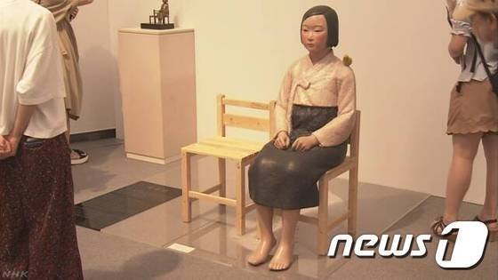 일본 '아이치 트리엔날레'에 전시돼 있는 일본군 '위안부' 피해자를 상징하는 소녀상.(NHK 캡처) © 뉴스1