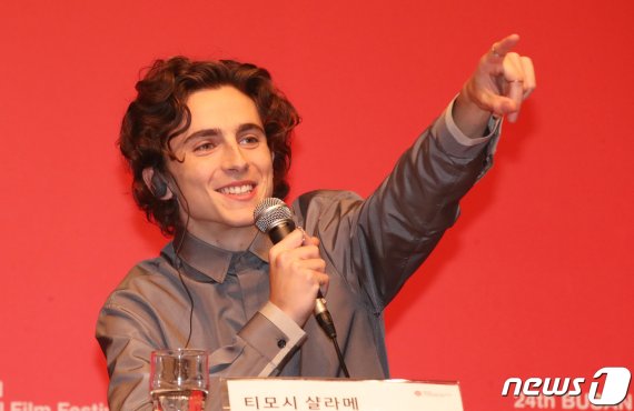 배우 티모시 샬라메가 8일 오후 부산 해운대구 신세계백화점 센텀시티점 문화홀에서 열린 제24회 부산국제영화제 갈라프레젠테이션 선정작 영화 '더킹: 헨리5세'기자회견에서 취재진과 질의응답을 하고 있다. 2019.10.8/뉴스1 © News1 여주연 기자