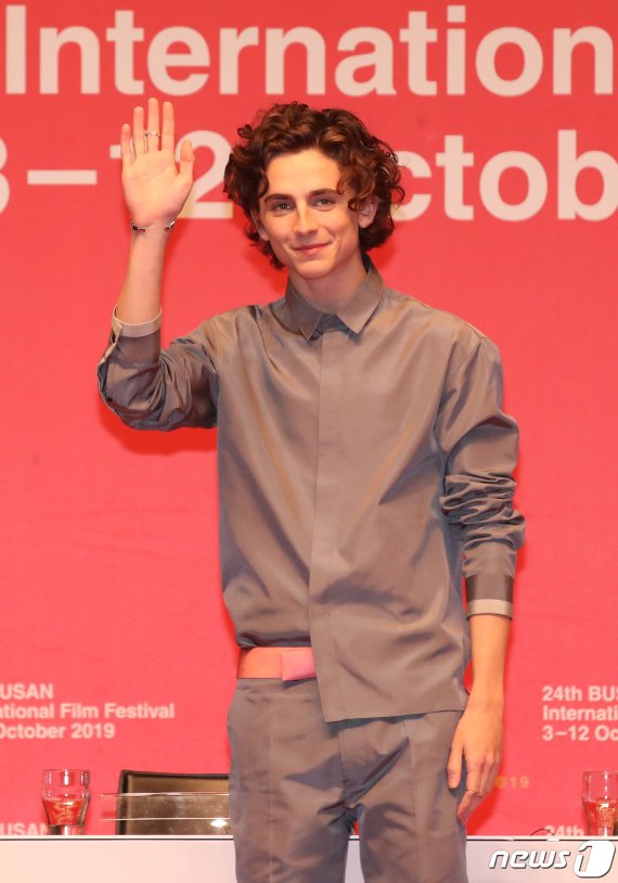 배우 티모시 샬라메가 8일 오후 부산 해운대구 신세계백화점 센텀시티점 문화홀에서 열린 제24회 부산국제영화제 갈라프레젠테이션 선정작 영화 '더킹: 헨리5세'기자회견에서 포즈를 취하고 있다. 2019.10.8/뉴스1 © News1 여주연 기자